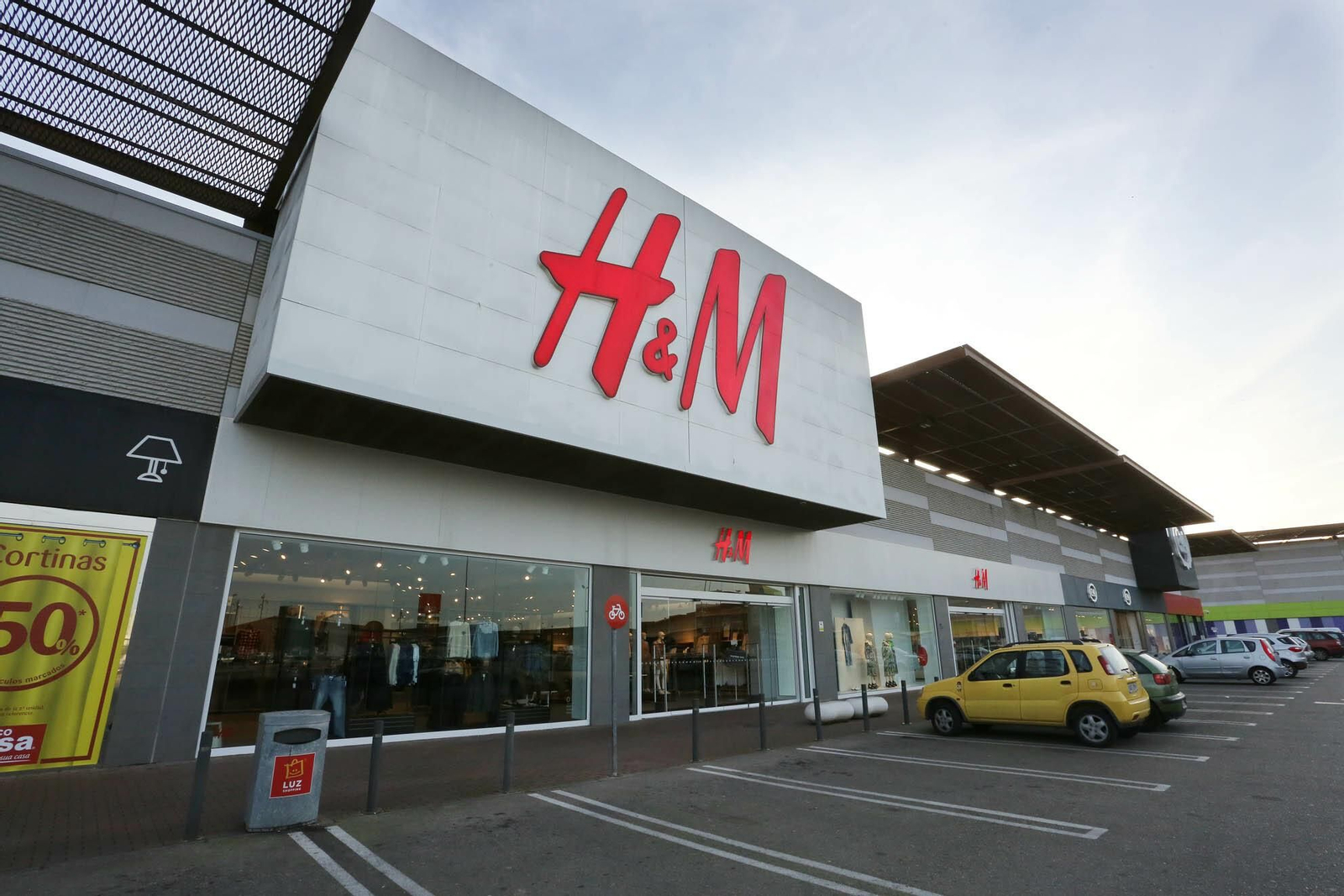 Entrada a la tienda de H&M en Luz Shopping.