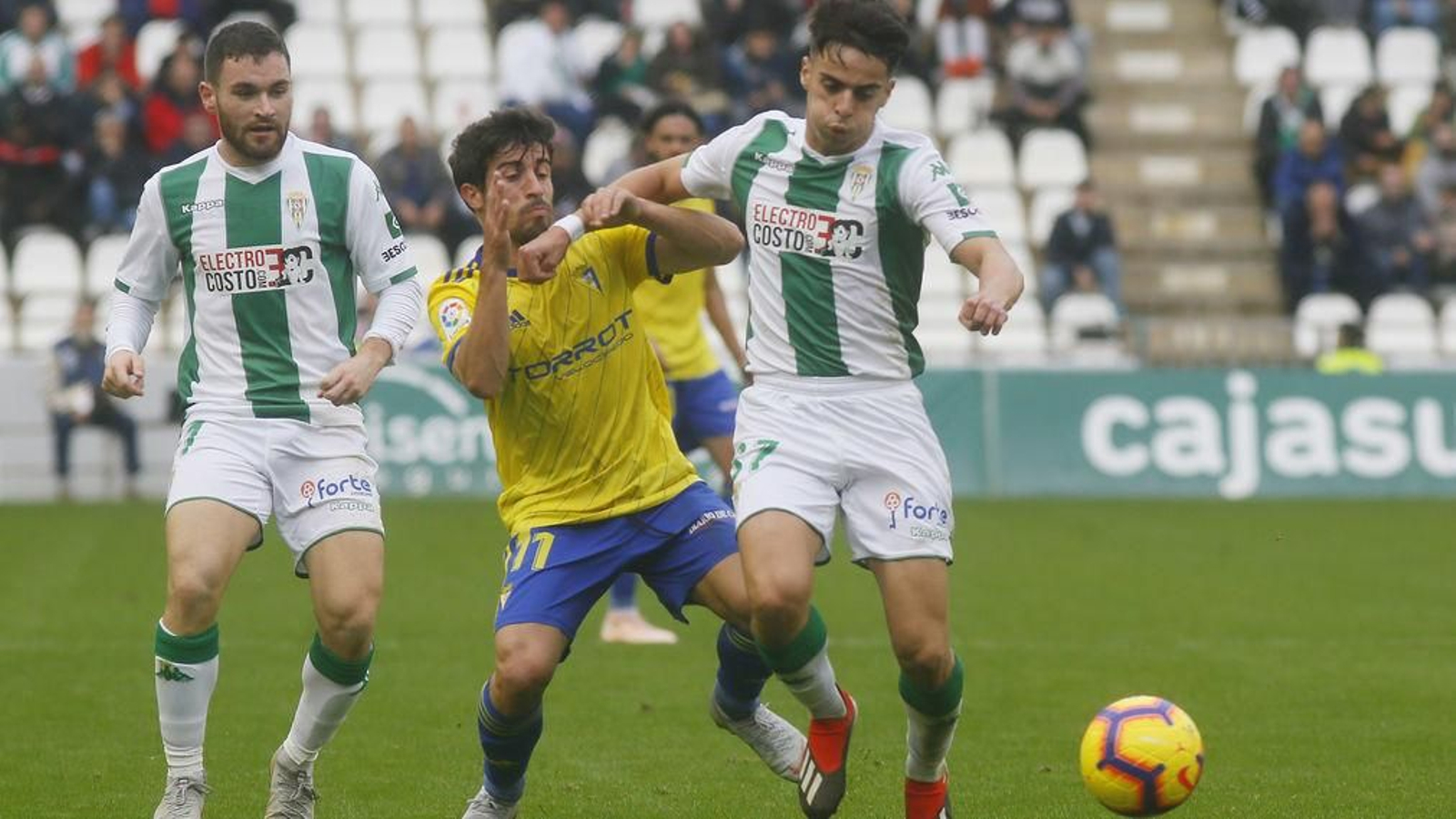 Jairo pugna con el cordobesista Aguado por la posesión del balón.