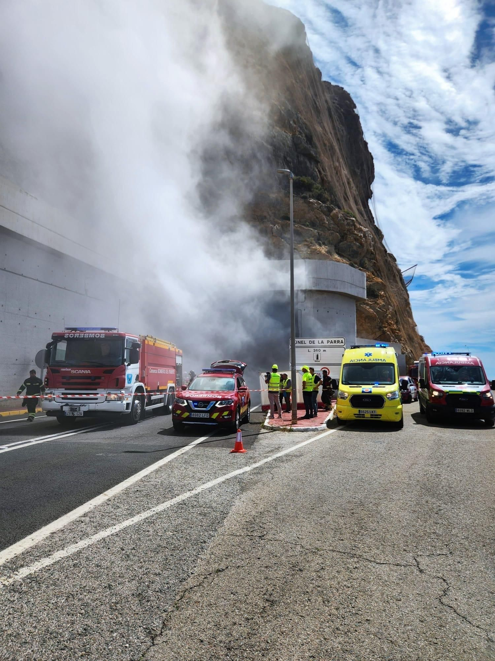 Imágenes del espectacular simulacro de incendio en el túnel de La Parra de El Cañarete.