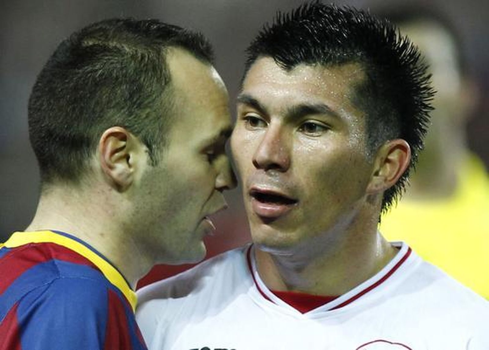 Iniesta se encara con Medel. / Antonio Pizarro
