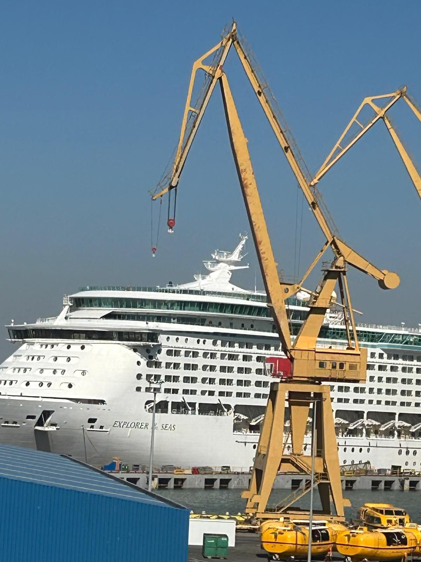 El Explorer of the Seas, atracado en el astillero gaditano de reparaciones de Cádiz