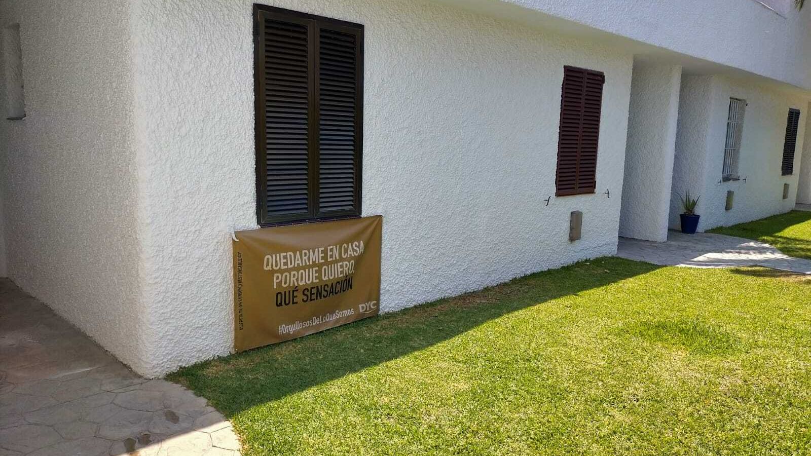 Mensajes de DYC en la calle Mar Adriático de El Puerto.