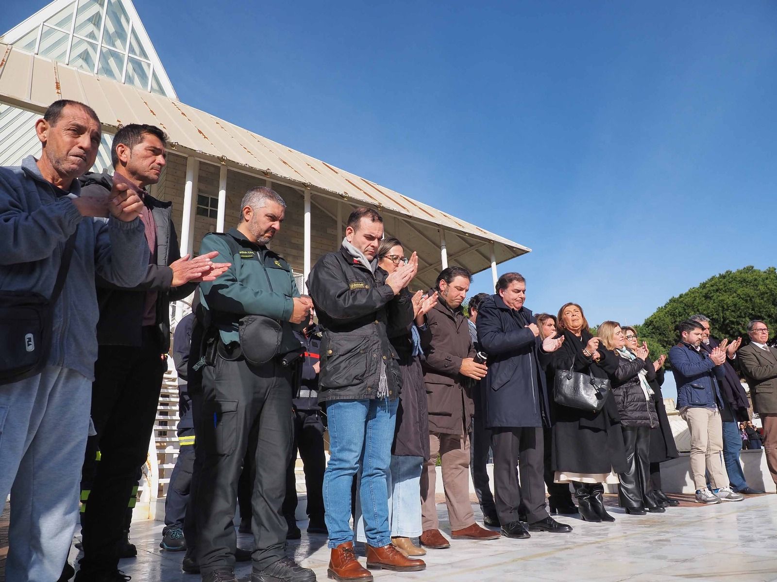Las imágenes de la concentración silenciosa en Punta Umbría por los cinco fallecidos en el accidente de Adamuz