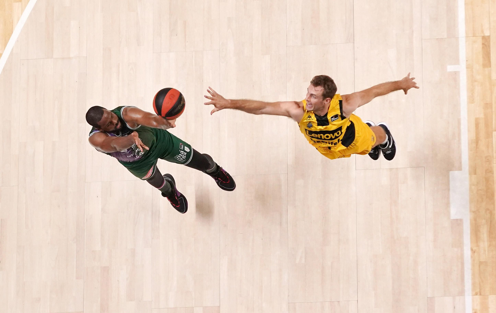 Will Thomas lanza a canasta.