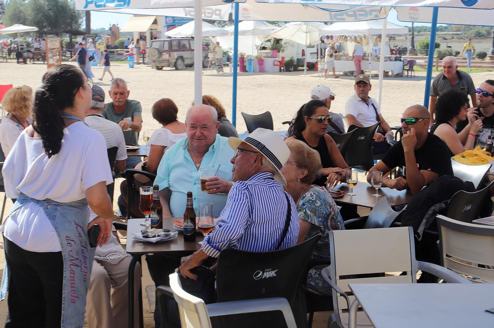 Imágenes del ambiente en la aldea de El Rocío en la mañana del domingo