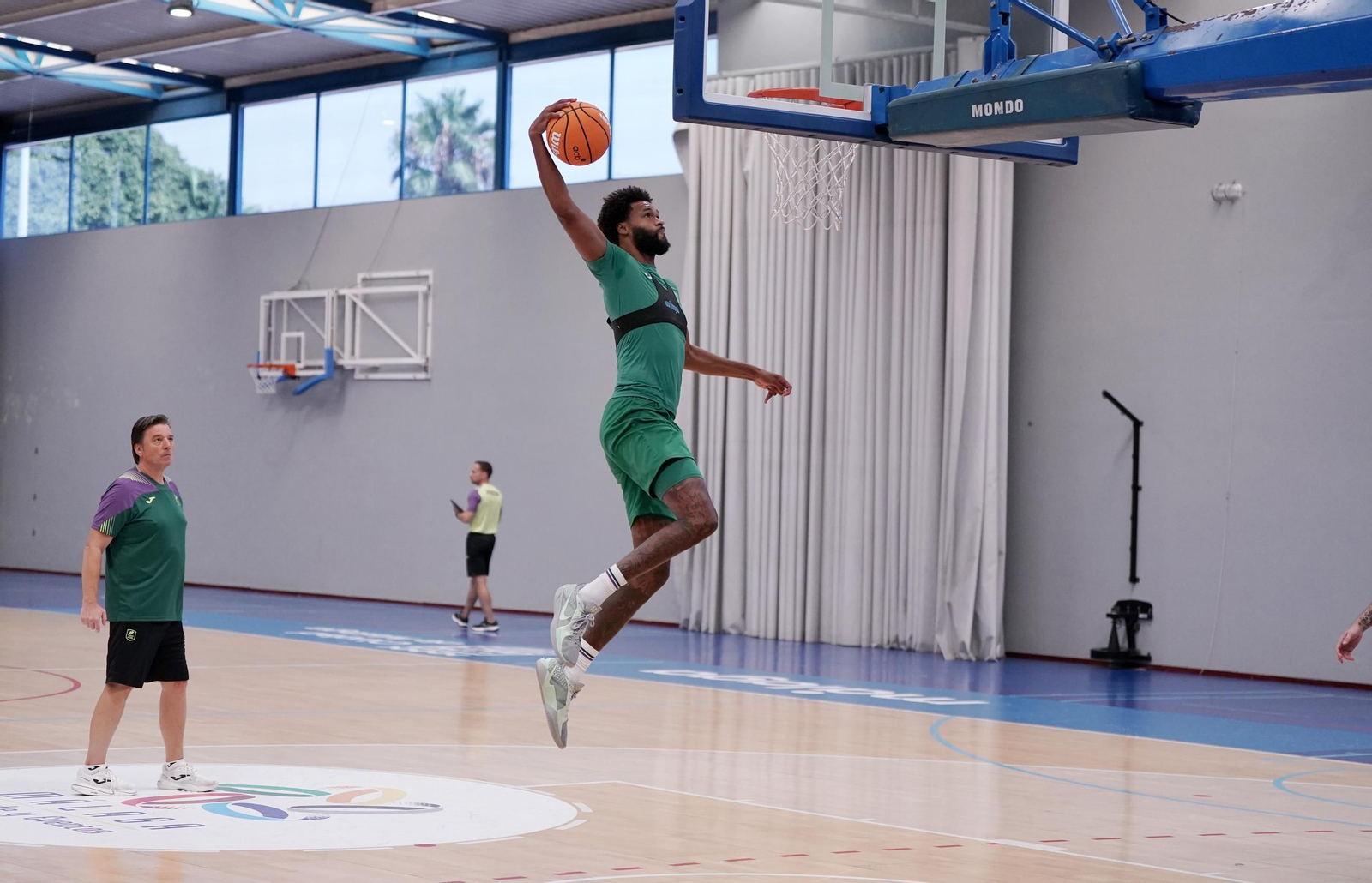 El primer entrenamiento del Unicaja, con Castañeda y Kravish