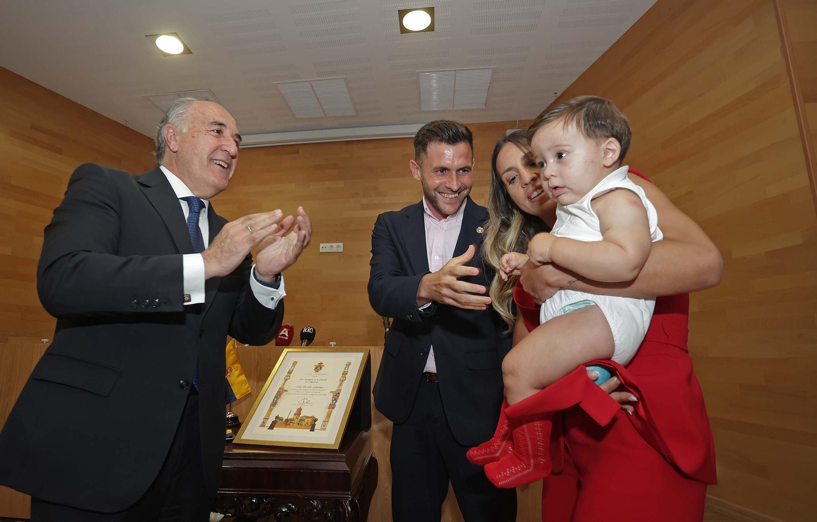 El acto de imposición de la insignia de la ciudad de Algeciras a Iván Turrillo, en imágenes