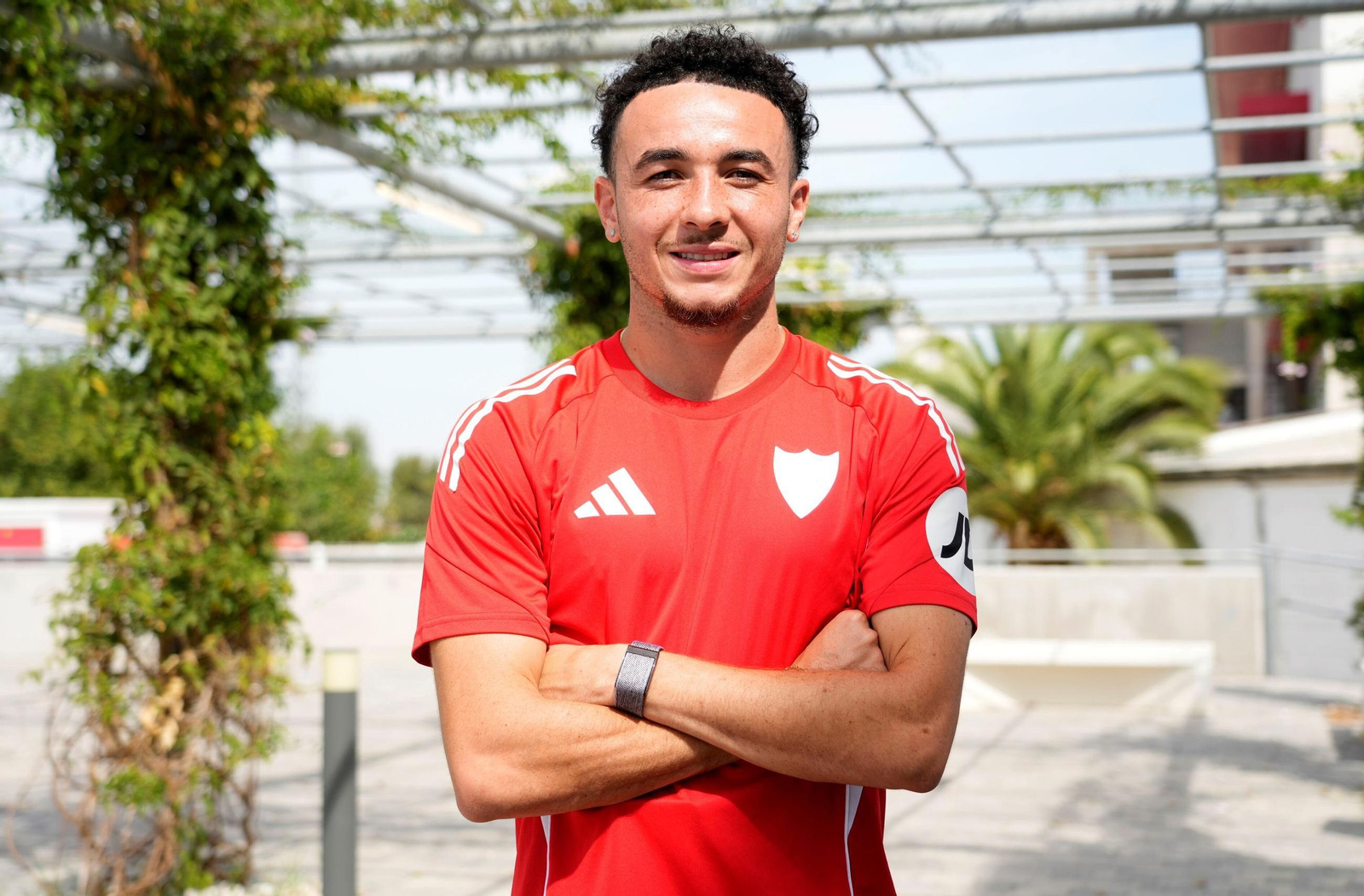 Rubén Vargas sonríe mientras posa para el fotógrafo.