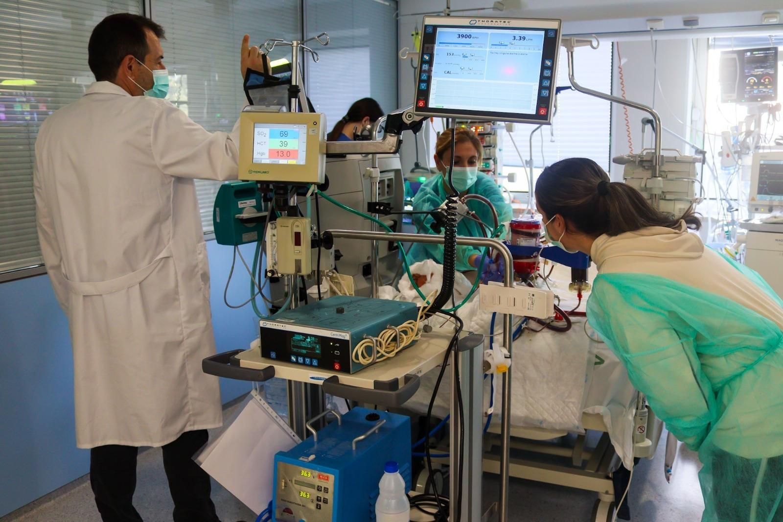 Profesionales de la UCI del Materno con la máquina de ECMO.