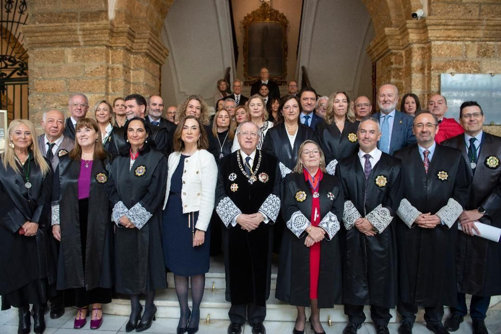 Los miembros de la junta de gobierno del Colegio Oficial de Graduados Sociales de Cádiz y Ceuta, junto a los colegiados eméritos y representantes judiciales y de las instituciones.