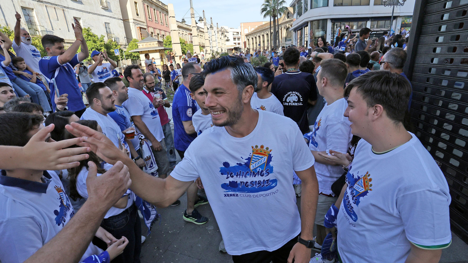 Baño de masas del Xerez CD en Jerez por su ascenso