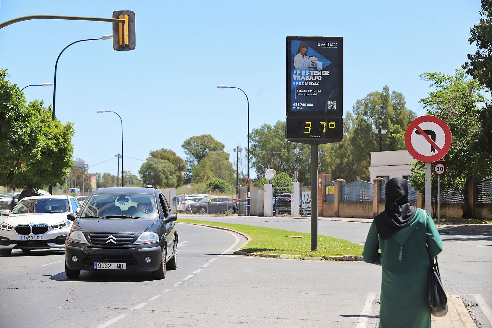 Imágenes del montaje del techo de la antigua estación de trenes de Huelva