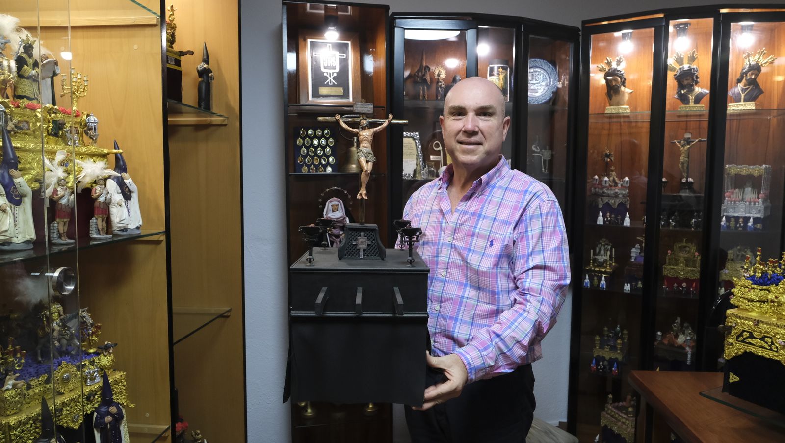 Manolo, con el paso de su Cristo del Perdón.