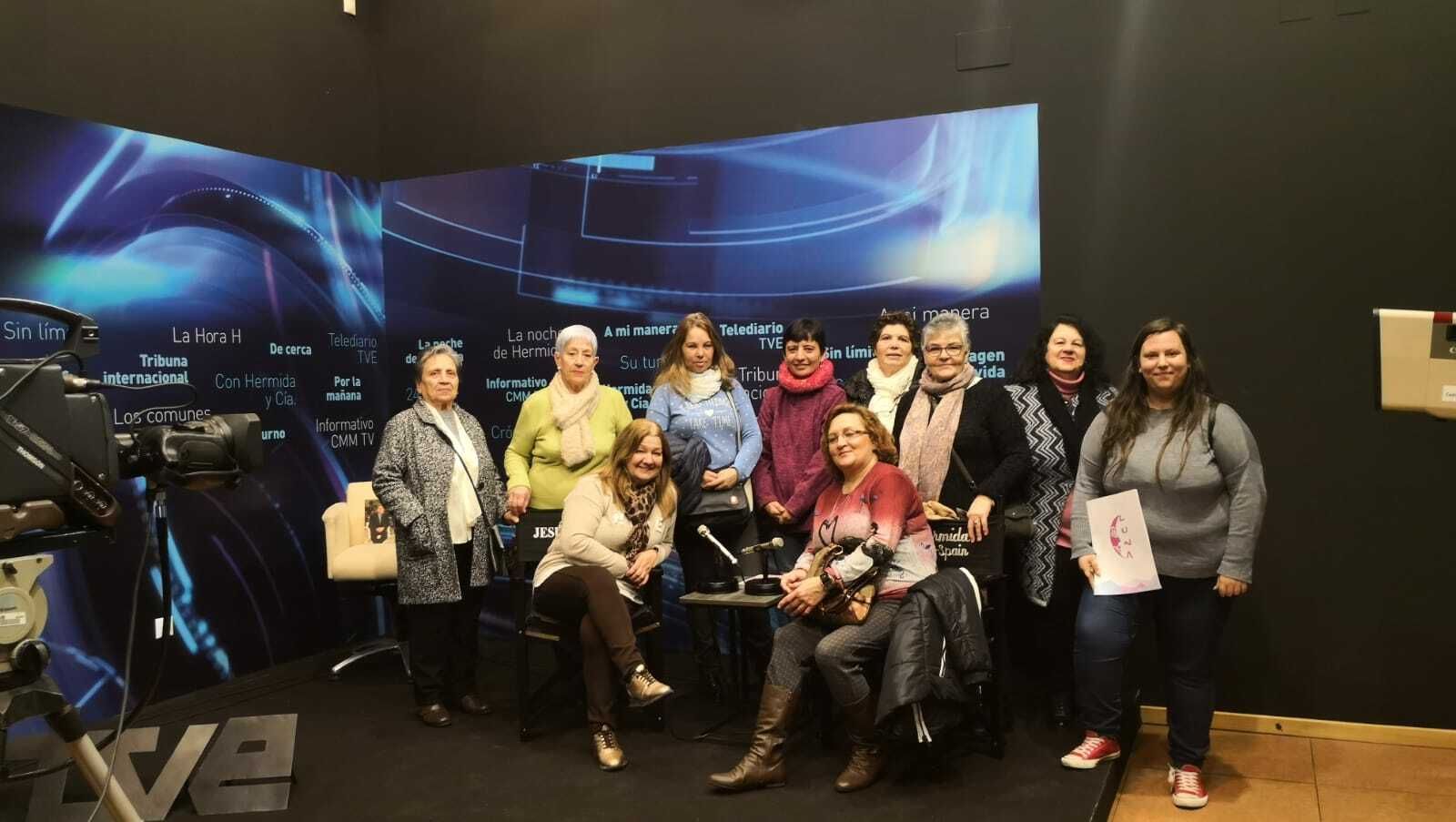 Las mujeres de la asociación Luna visitan el Centro de la Comunicación Jesús Hermida de Huelva.