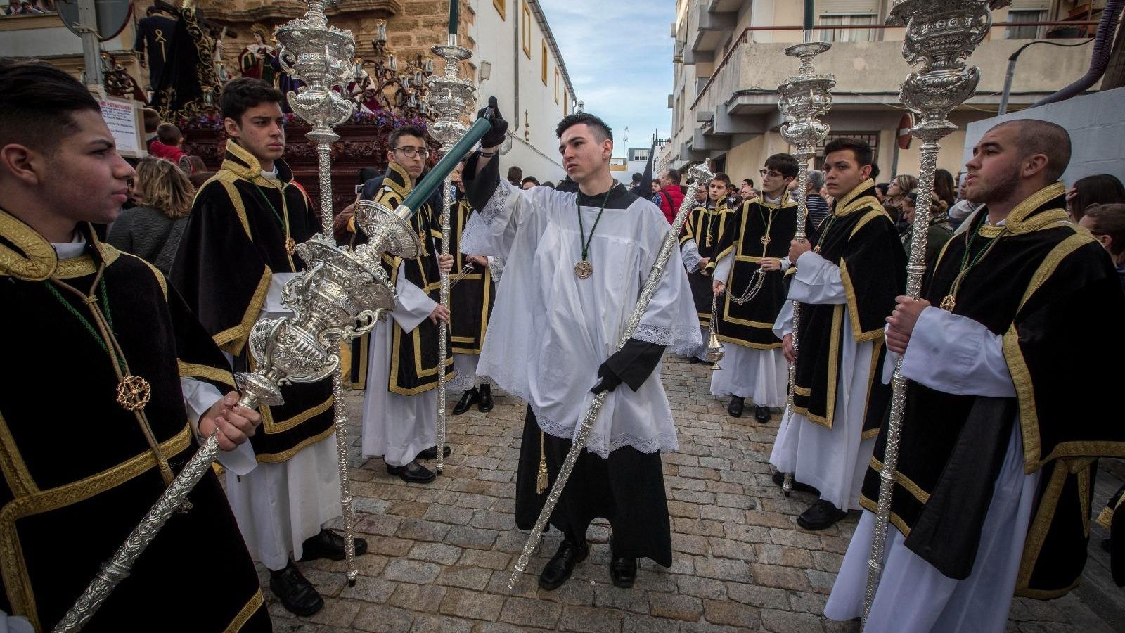Cuerpo de acólitos que precede al misterio de la Vera Cruz.