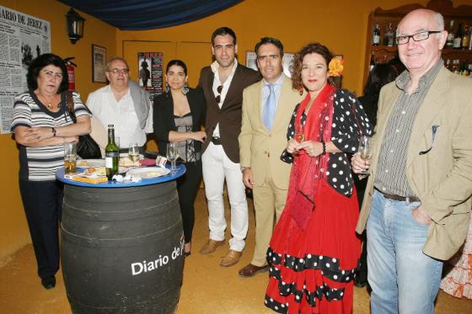El tenor Ismael Jordi junto a unos familiares, e Isamay Benavente, directora del Villamarta; Francisco López, director general de la Fundación Villamarta;y Rafael Navas, director de Diario de Cádiz.

Foto: Vanesa Lobo