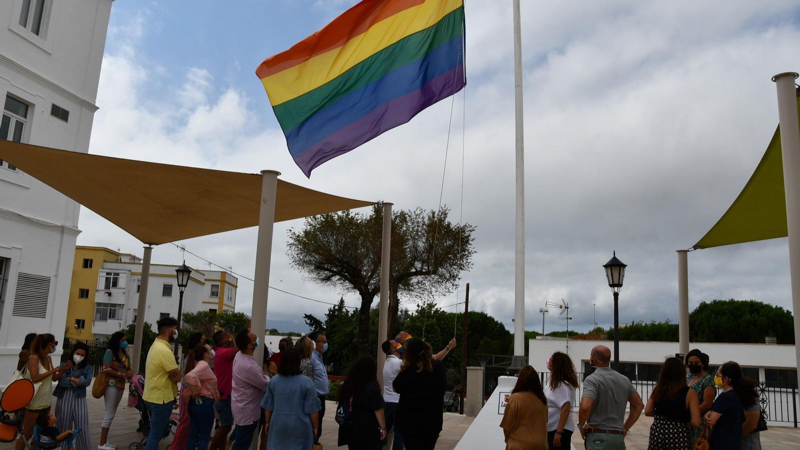 La bandera arcoíris, desplegada en San Roque.