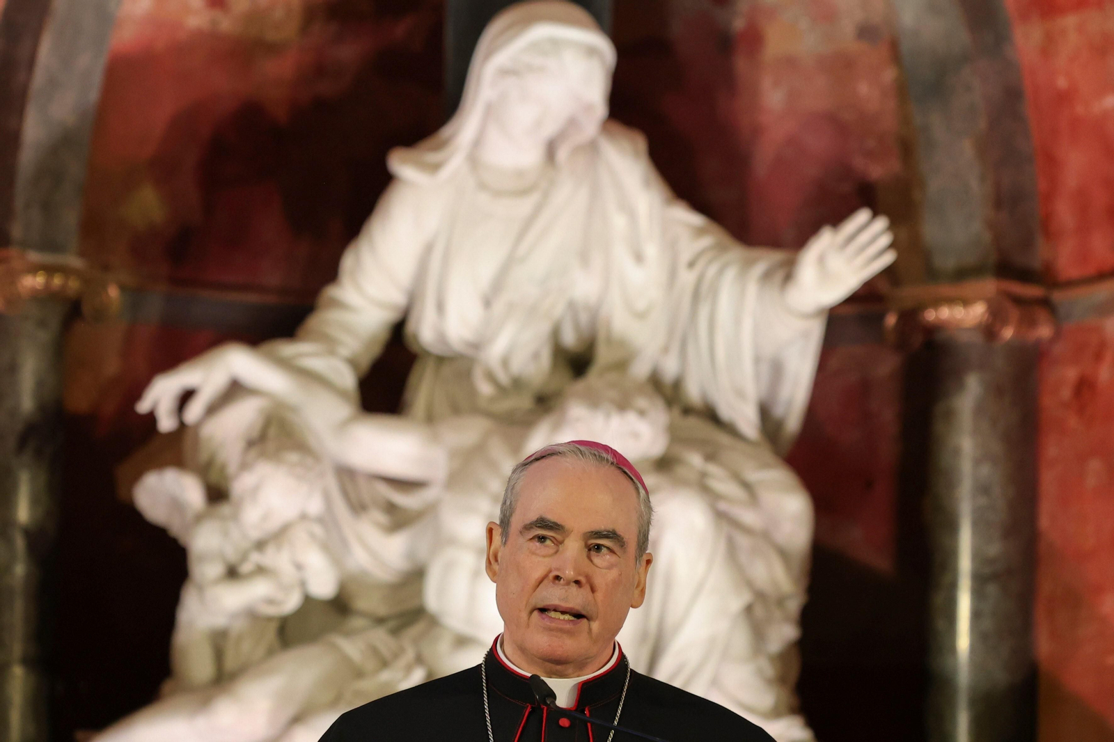 Colocan la primera viga de la nueva cubierta de la Catedral de Málaga, en fotos