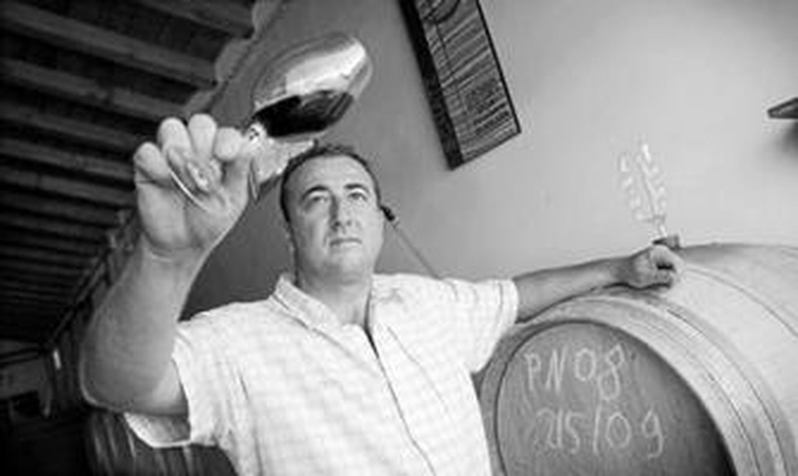 Varias personas prueban los vinos de Málaga, la semana pasada, en una feria en Hong Kong.