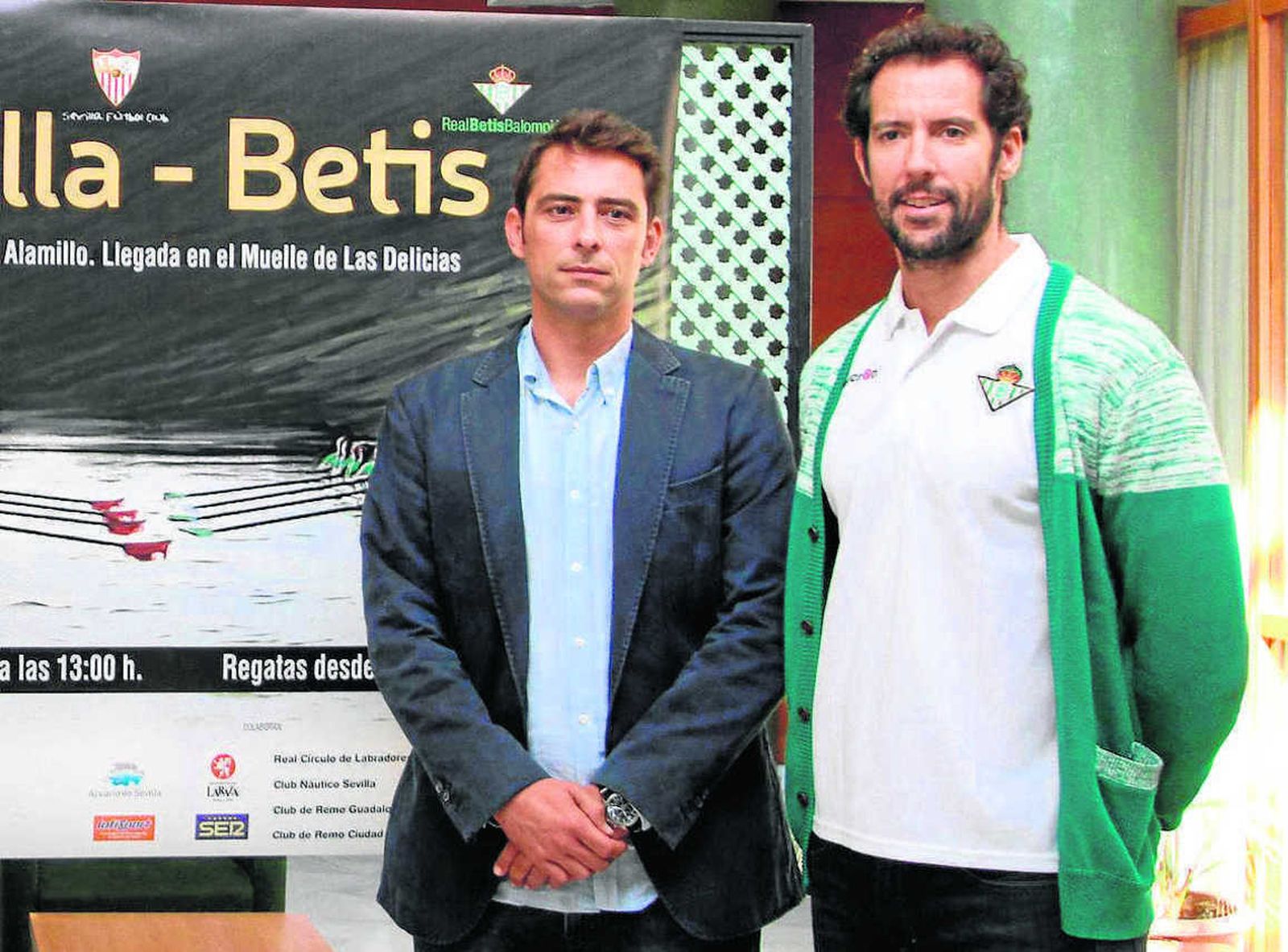 Sergio Paredes, junto al remero Noé Guzmán, capitán del bote verdiblanco.
