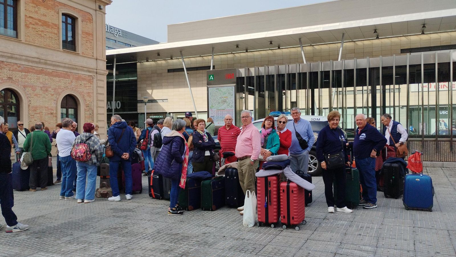 Grupo de jubilados de Salamanca que esperaba poder salir este martes hacia su ciudad.