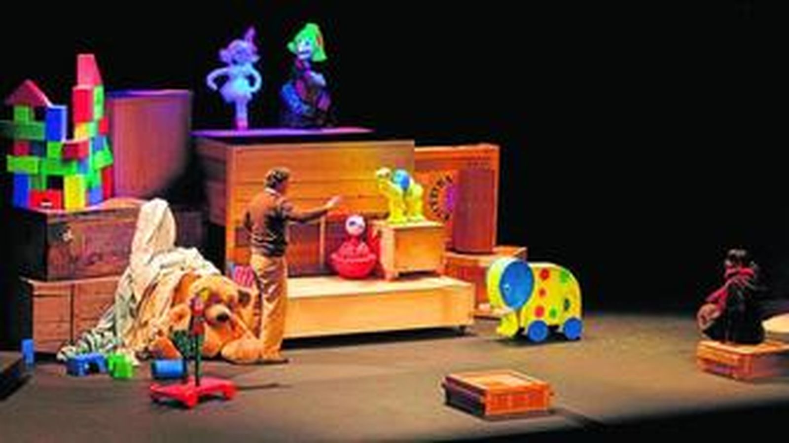 Una escena del montaje 'La caja de los juguetes', que esta noche representa en el Falla la compañía Etcétera.