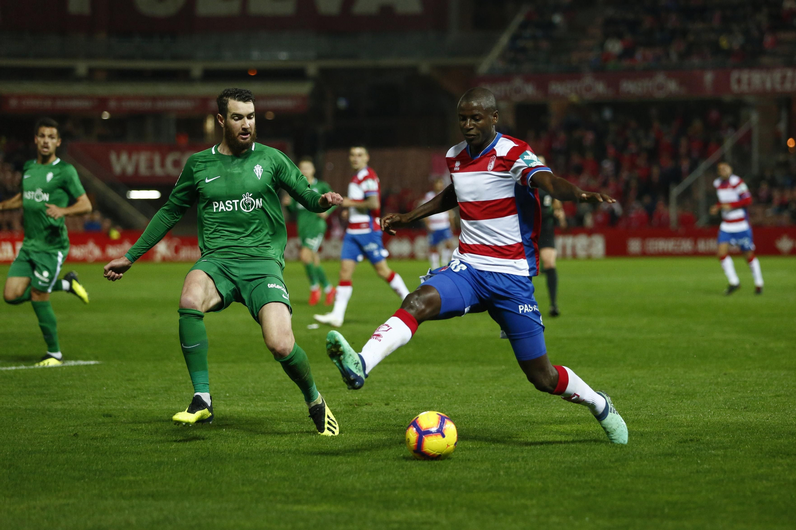 Adrián Ramos, autor del tanto rojiblanco, mantuvo un bonito duelo con Peybernes.