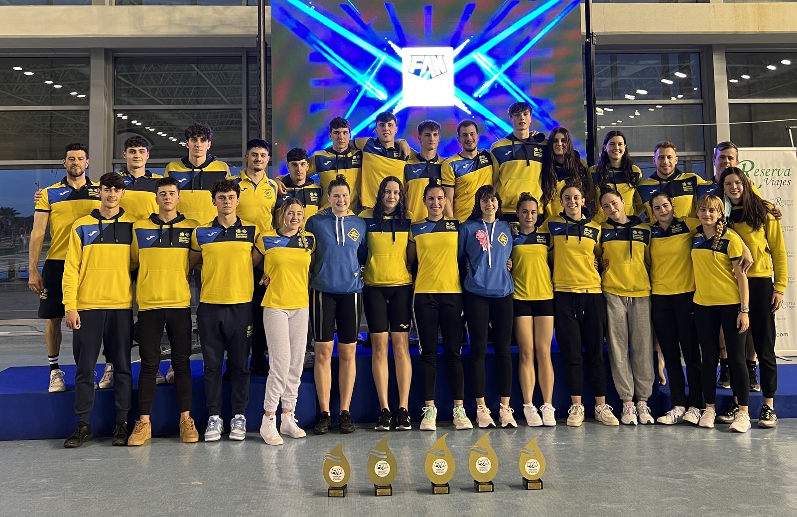 Los nadadores del club metropolitano posan una vez conseguido el título andaluz.