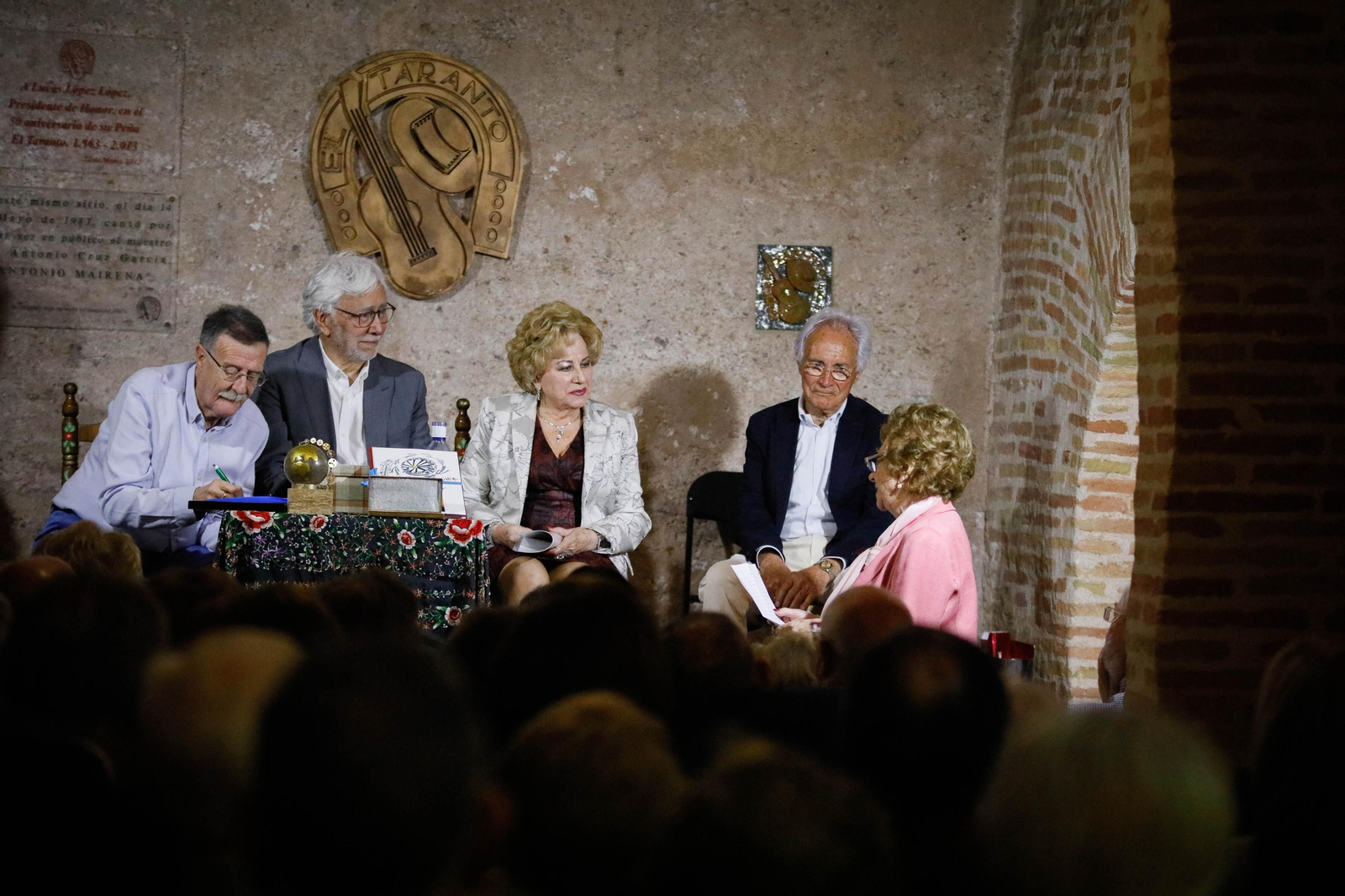 Entrega de Anagrama de Oro y Brillantes de la Ciudad de Almería a Andrés Caparrós en imágeness