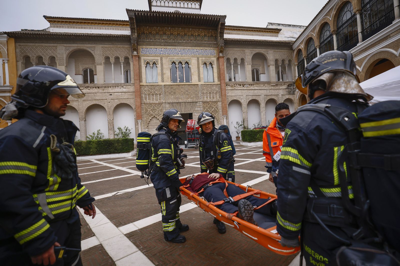 Las imágenes del simulacro de incendio en el Alcázar de Sevilla