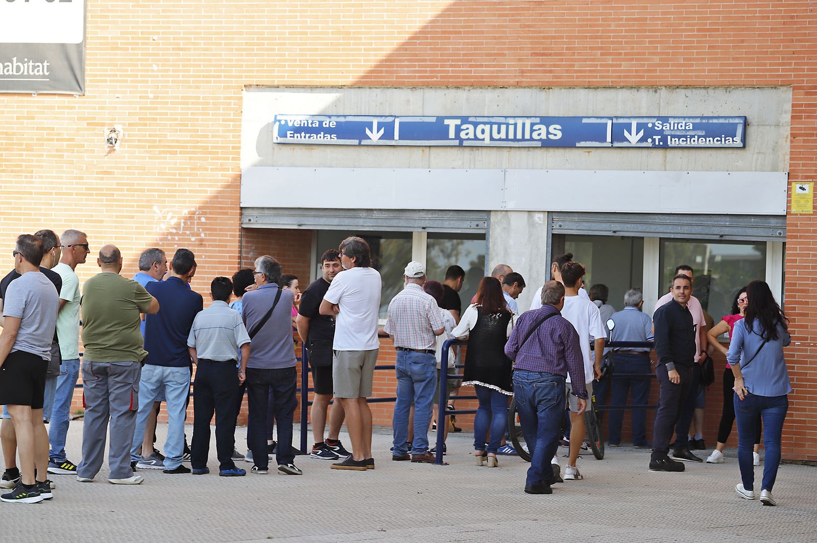 Largas colas en el Nuevo Colombino para las entradas del partido ante el Cacereño