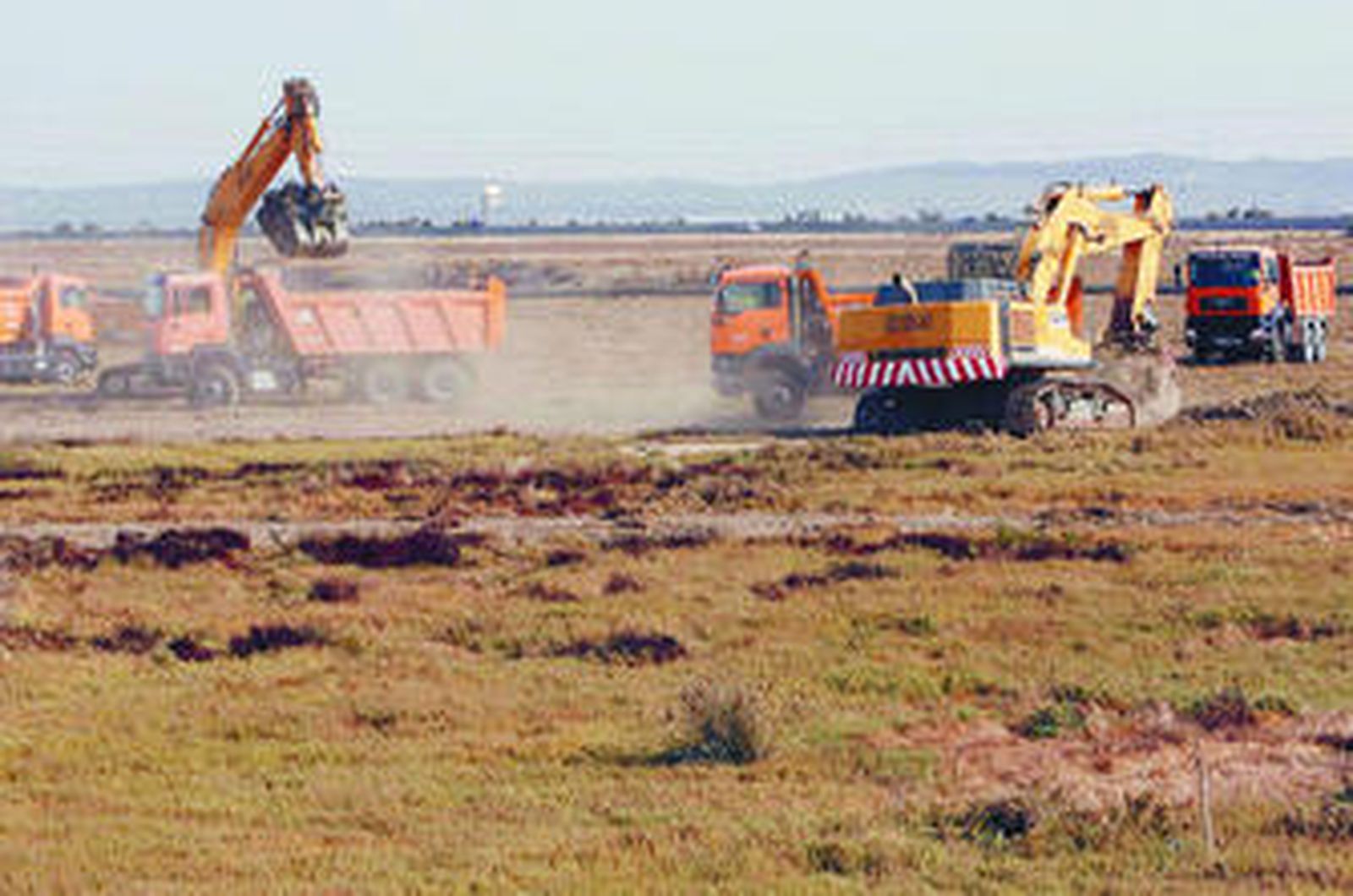 Imagen de los primeros camiones que iniciaron las obras en el polígono.