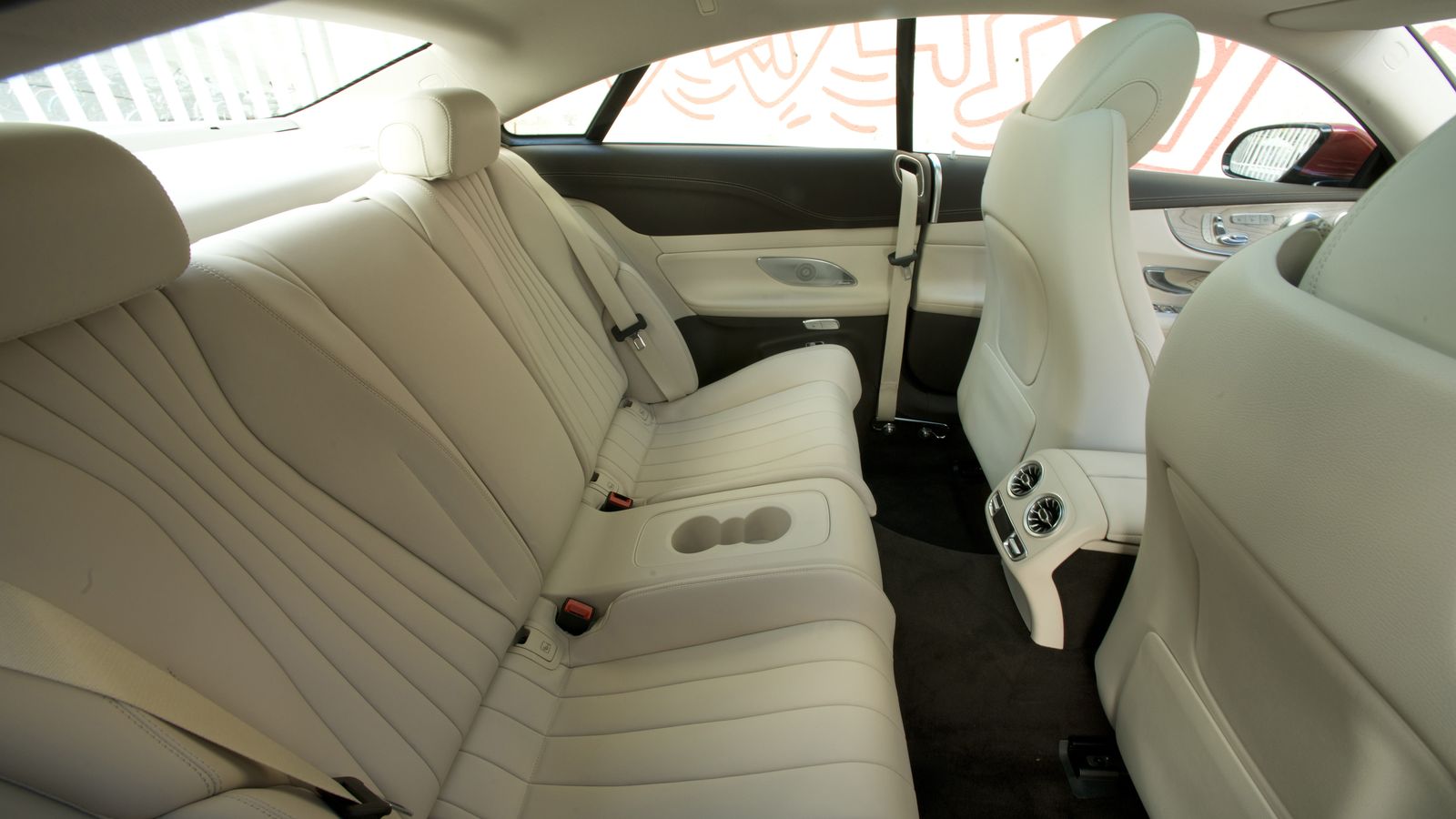 Son cuatro plazas, con buena distancia para las piernas aunque con una altura del techo algo más justa.