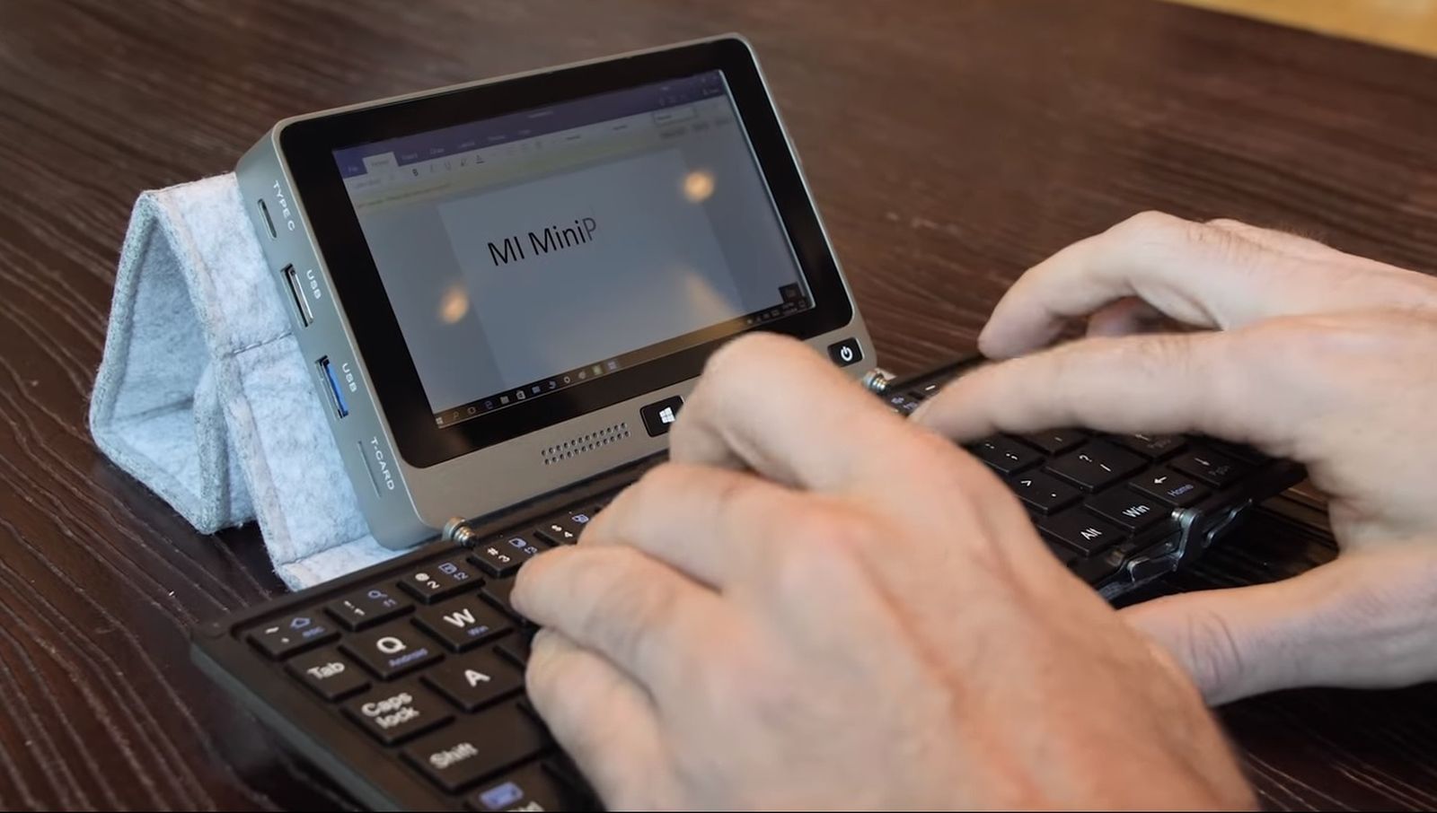 El mini ordenador puede acoplarse a un teclado que mejora la usabilidad.