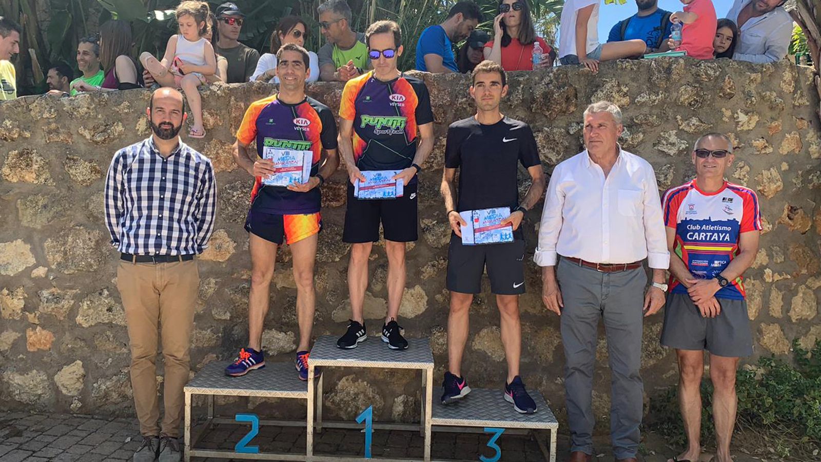 Podio absoluto masculino de esta media maratón cartayera.