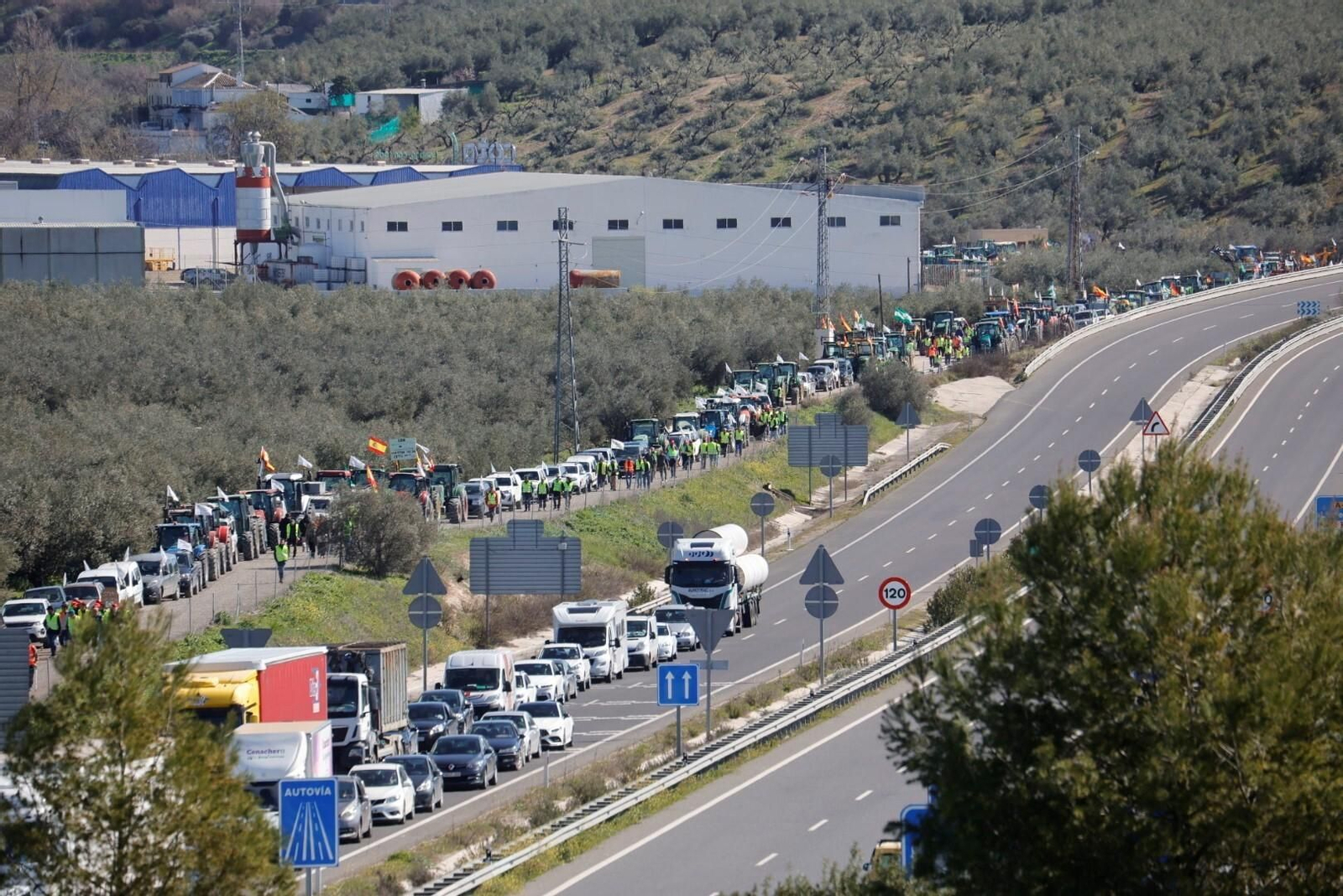 Los agricultores cortan la A-45 en Lucena, en imágenes
