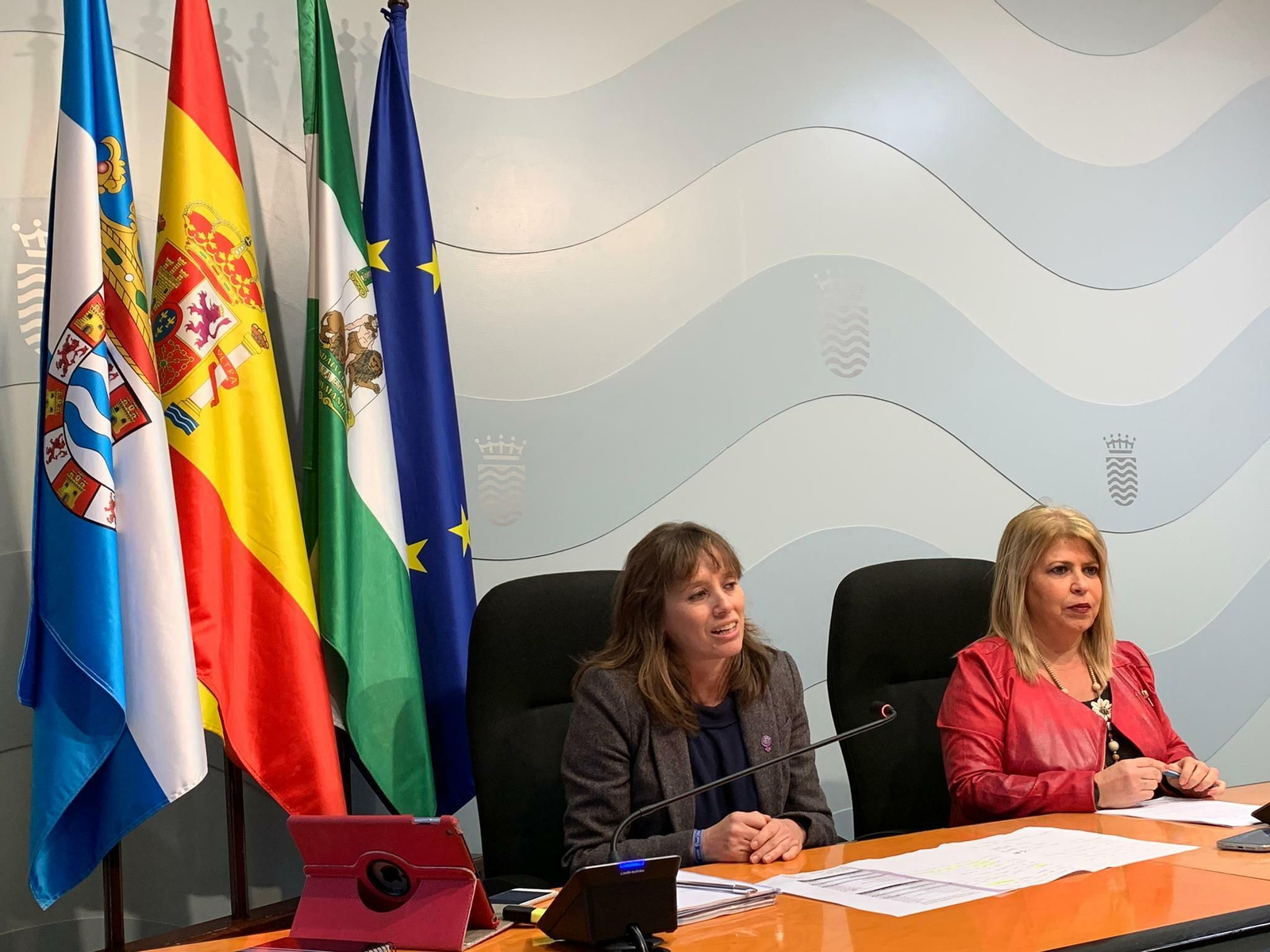 Laura Álvarez y Mamen Sánchez, durante la comparecencia ante la prensa.
