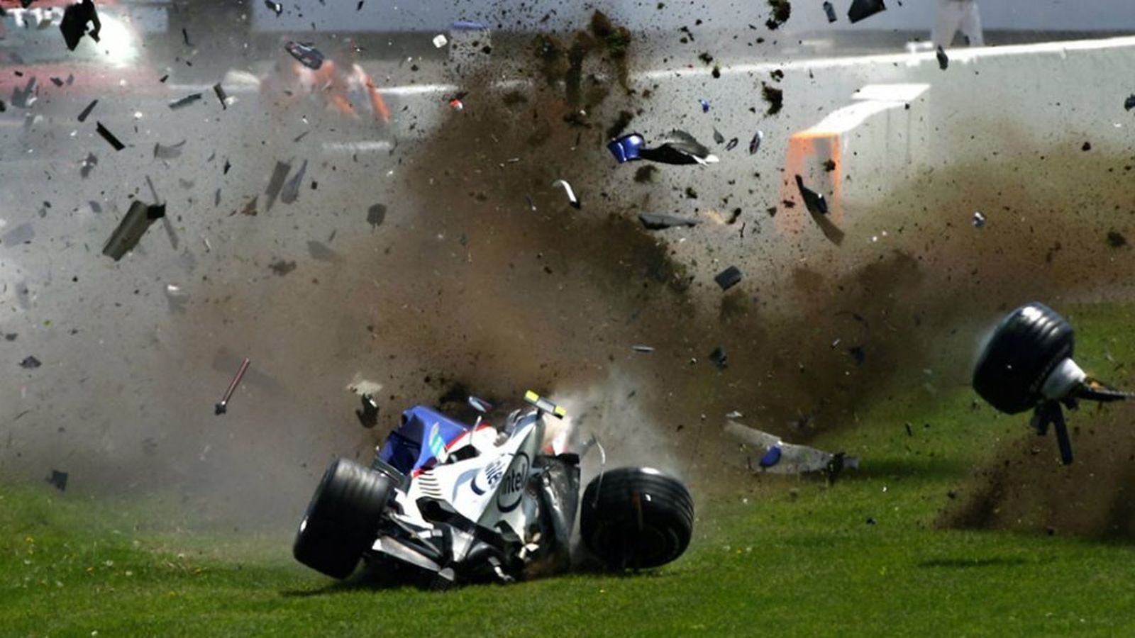 El momento del accidente mortal de Senna en Imola.