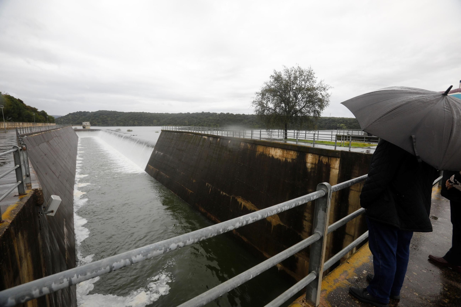 El desembalse del pantano de Navallana, en imágenes