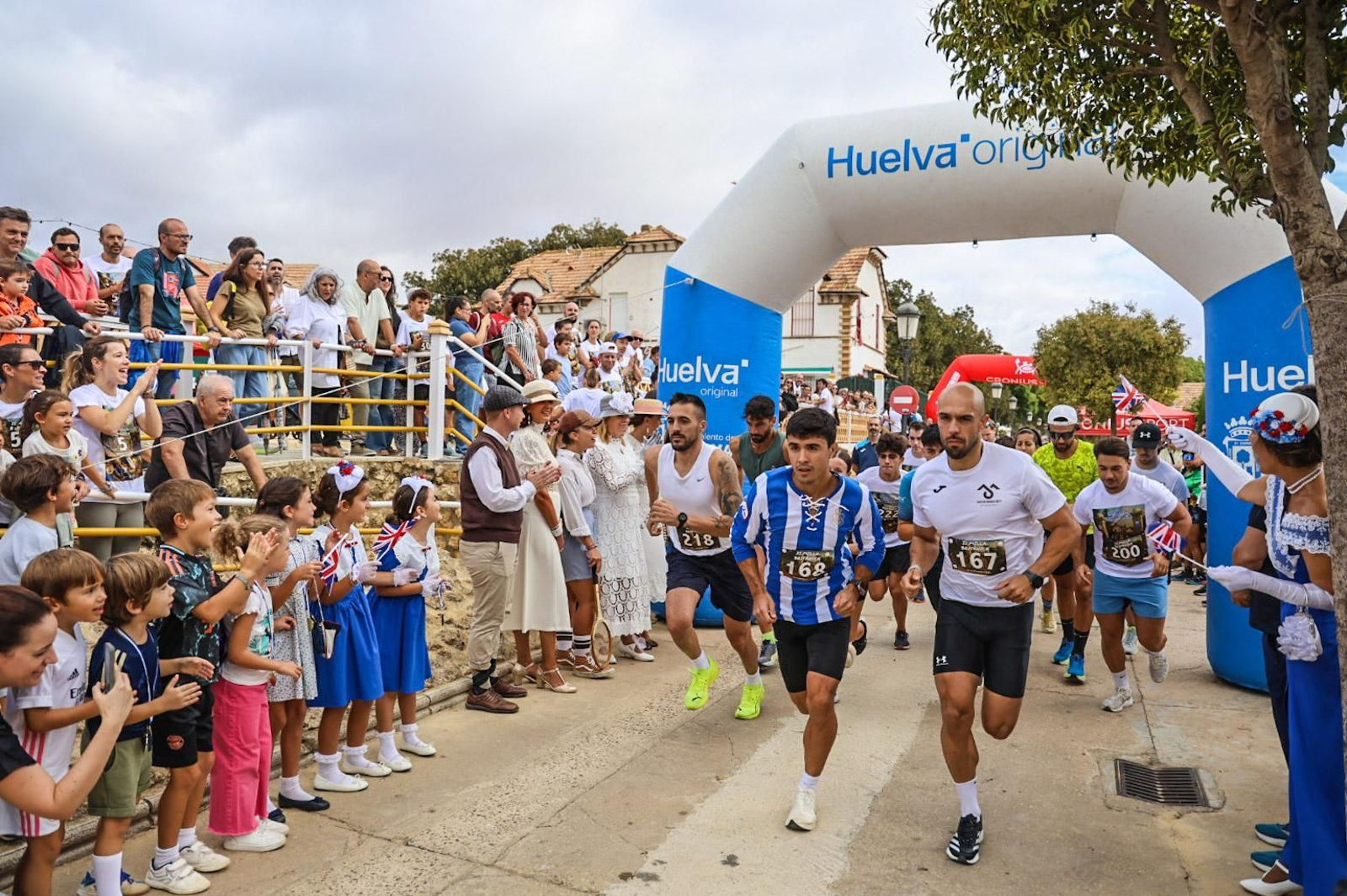 Imágenes de la 'II Milla Británica' en el Barrio Obrero con motivo de la Feria del Legado Británico