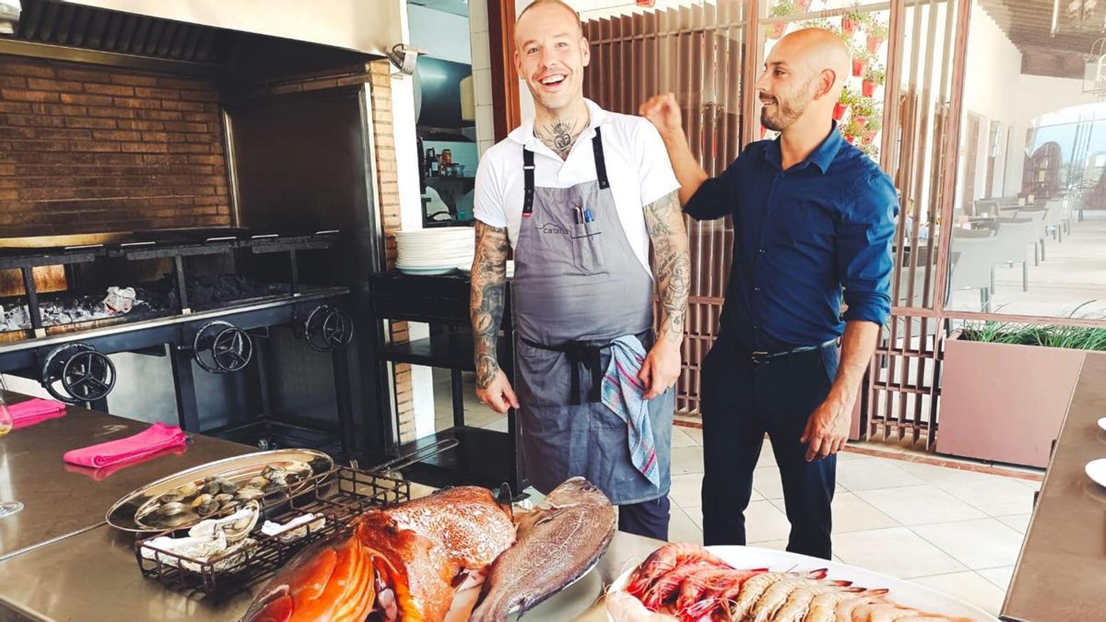 Iker Pérez y Fernando Corrochano en la parrilla, situada en el exterior del restaurante. Iker Pérez y Fernando Corrochano en la parrilla, situada en el exterior del restaurante.