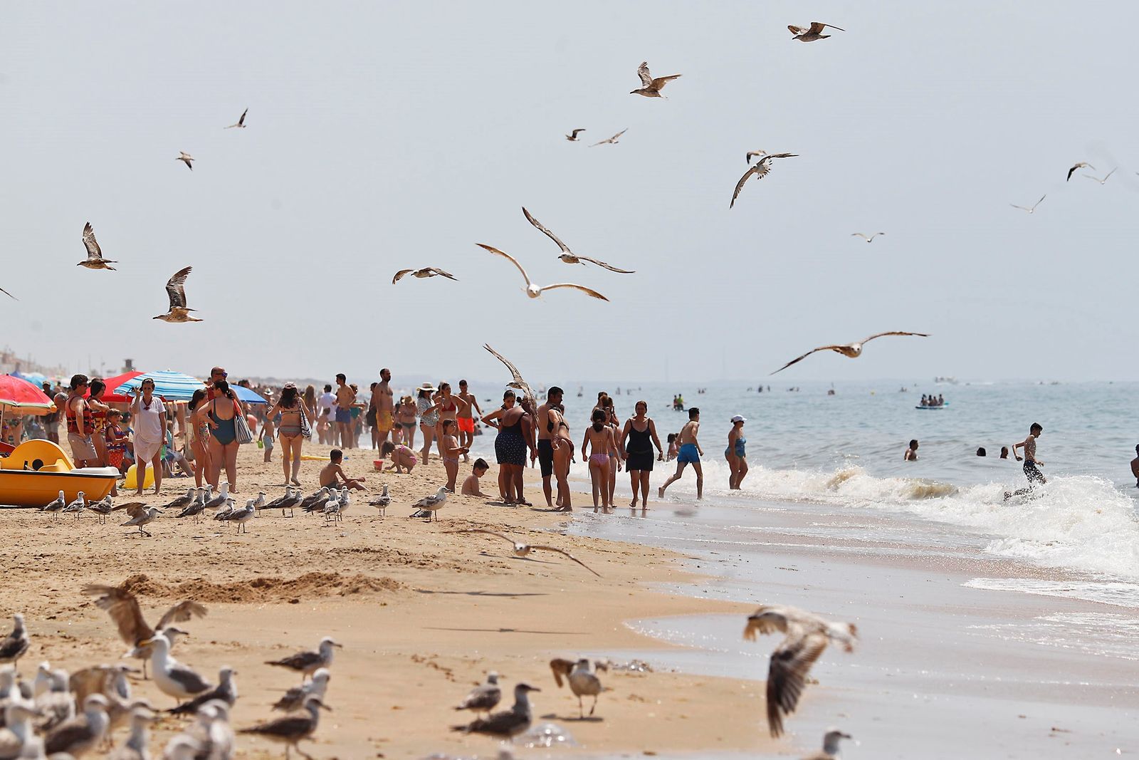La playa de Islantilla, abarrotada de bañistas en un soleado día de verano.