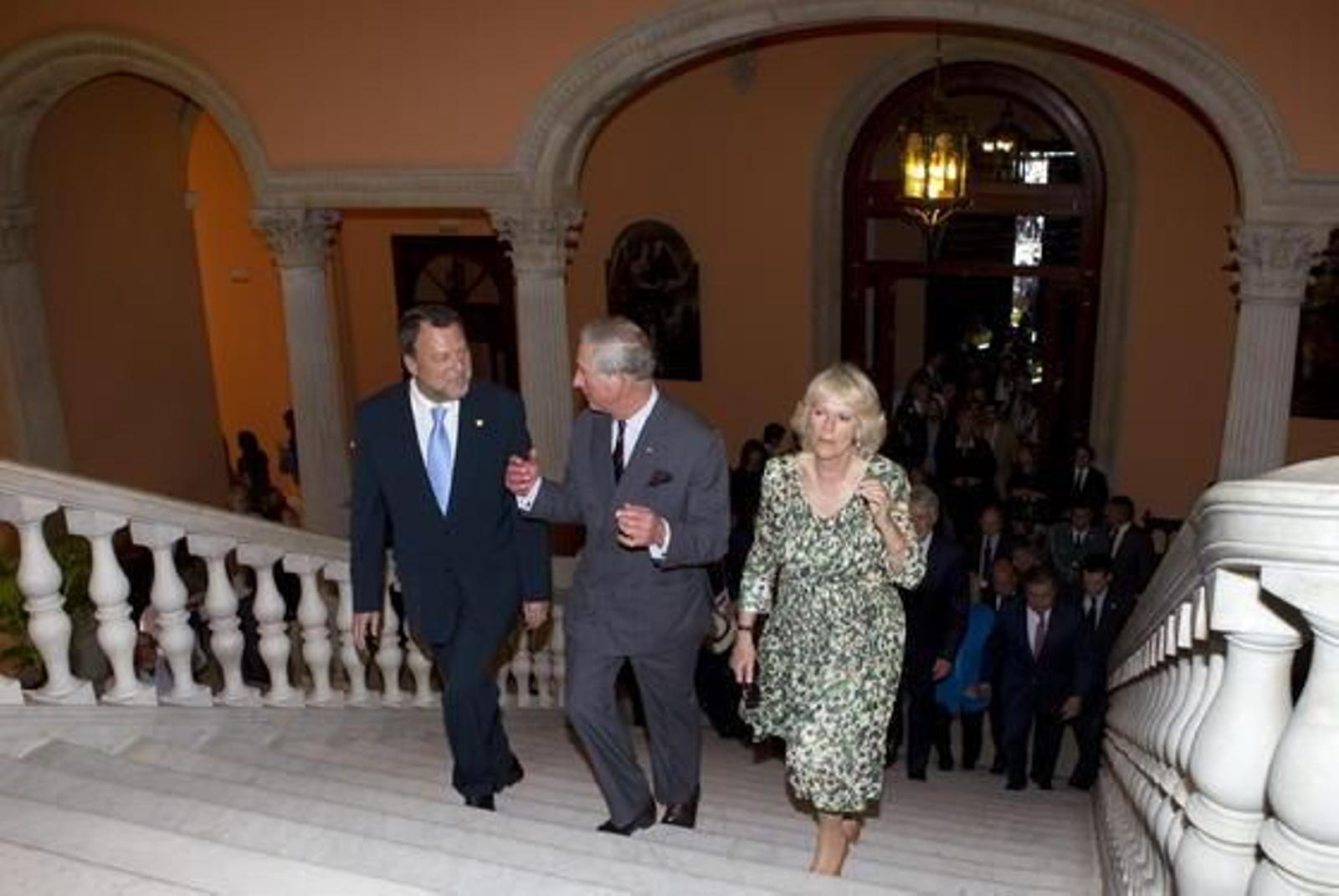 El Príncipe de Gales conversa con el alcalde de Sevilla mientras su esposa contempla las galerías del Ayuntamiento hispalense.

Foto: Julio Muñoz (EFE)