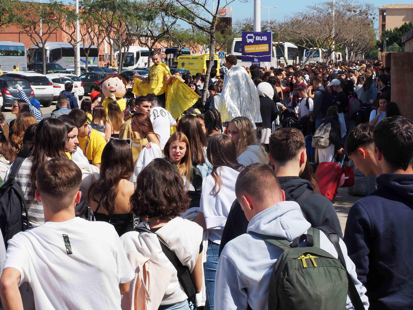 Las fotos de la espectacular llegada de 10.000 estudiantes portugueses a Punta Umbría