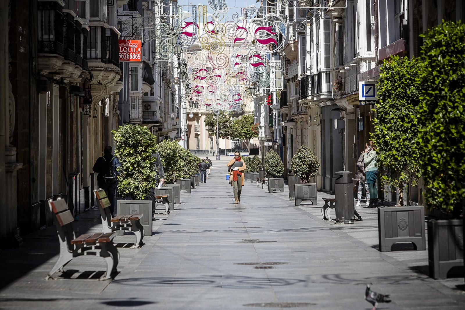 Imágenes del estado de alarma en Cádiz por el coronavirus durante la mañana de hoy.
