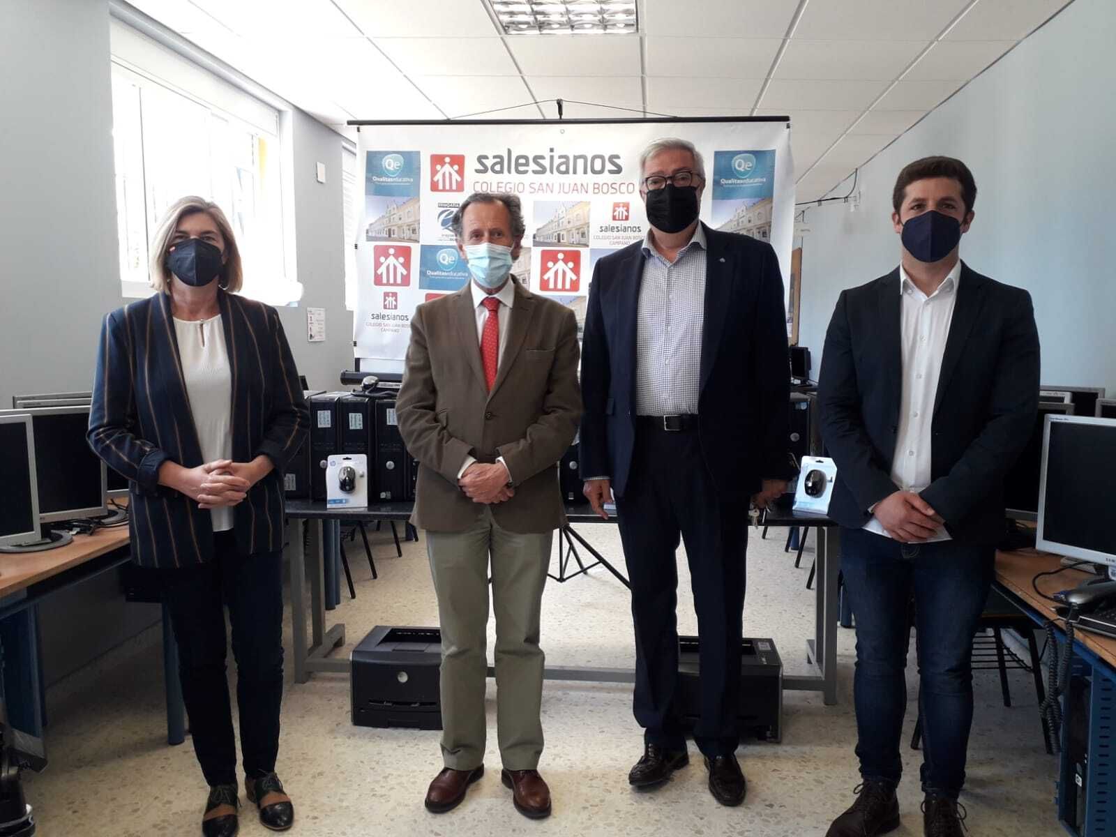 Representantes municipales con el director del centro salesiano tras la entrega del material informático.