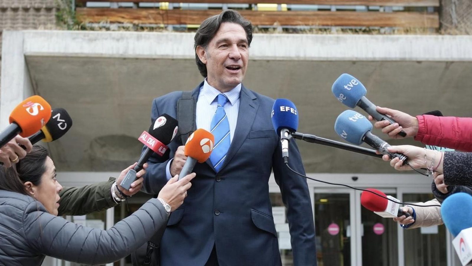 Luís Lorenzo saliendo de los juzgados