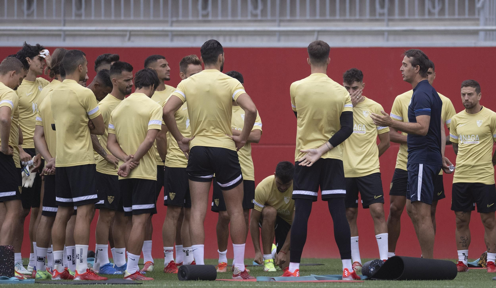 Julen Lopetegui alecciona a sus jugadores, vestidos con una novedosa camiseta vainilla.