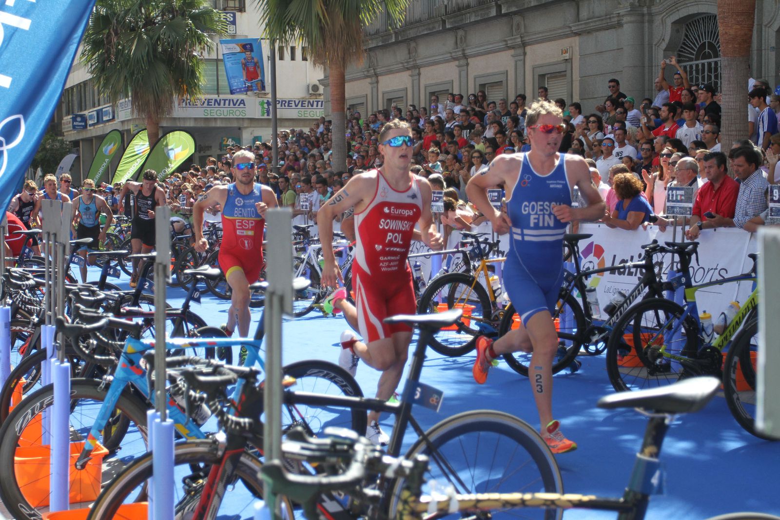 Triatletas durante la Copa del Mundo disputada en Huelva en 2017.