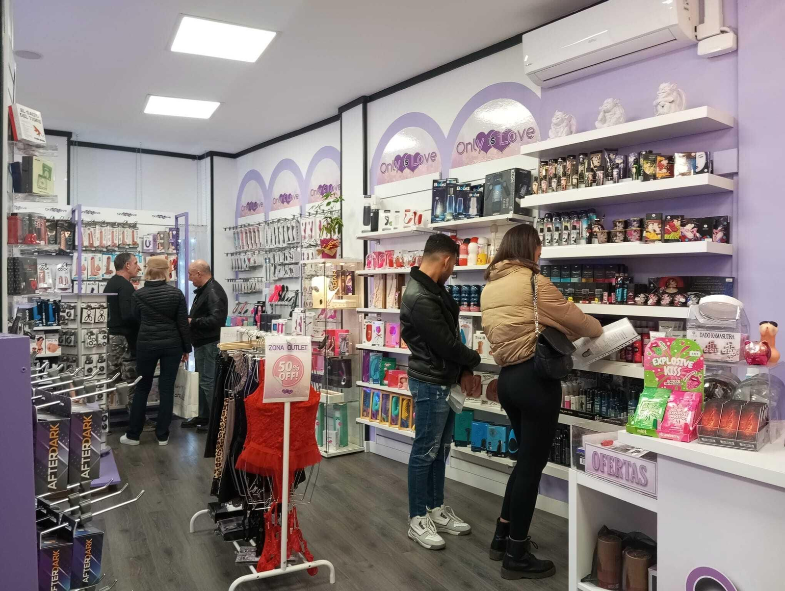 Clientes en el interior de la tienda